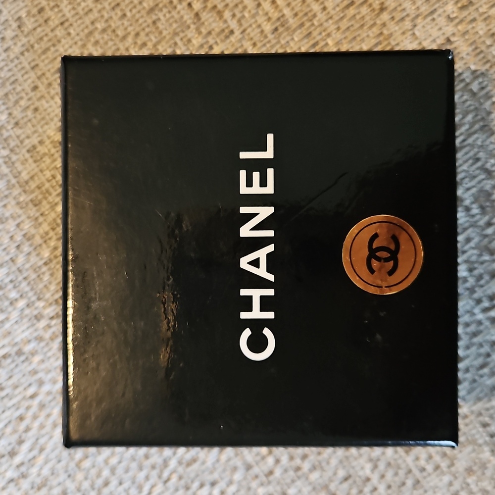 🥰KEEPING🥰 CHANEL Vintage Gold Crystal CC Logo Clip Earrings 1970s - Picture 11 of 11